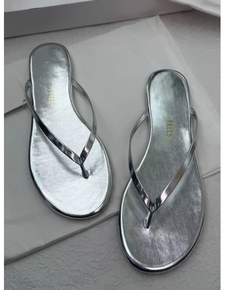 Daily versatile flip-flops with ankle socks
